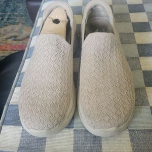 Sketchers arch fit, slip ONS, 9.5 very comfortable, little sparkle in fabric.
